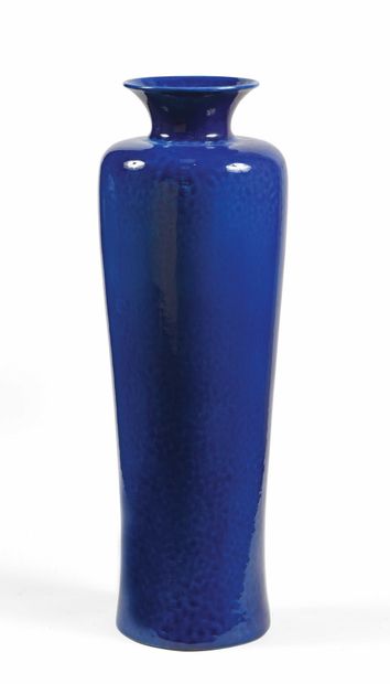 null 215 Important vase balustre en porcelaine à fond bleu légèrement poudré. Moderne....