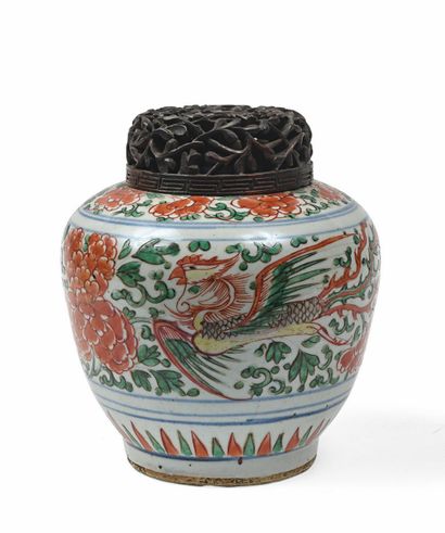 null 202 CHINE - Période Transition, XVIIe siècle Pot en porcelaine émaillée vert,...