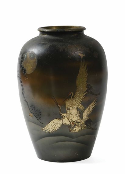 null 209 JAPON - Epoque MEIJI (1868-1912) Vase de forme balustre en bronze à patine...
