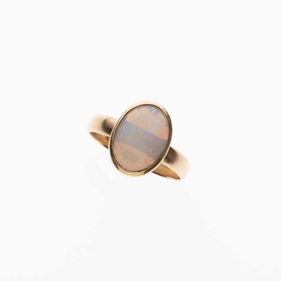 null 32 18K (750) yellow gold ring set with an oval opal in a closed setting. Finger...