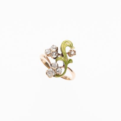 null 41 14K (585) yellow gold ring in the Art Nouveau style, decorated with a leaf...
