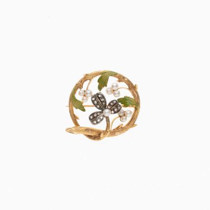 null 39 Art Nouveau period 18K (750) yellow gold brooch of round form consisting...
