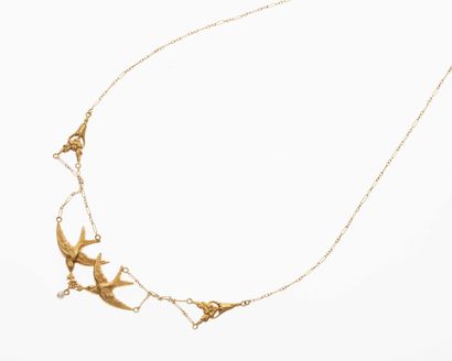 null 36 18K (750) yellow gold necklace with a pair of lovebirds holding in their...