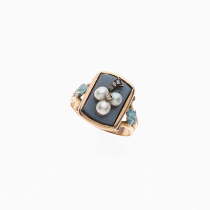 null 27 18K (750) pink gold ring set with a gray agate plaque punctuated with a flower...