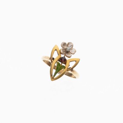 null 37 18K (750) yellow gold Art Nouveau style ring with a floral design enhanced...