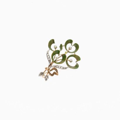 null 42 18K (750) yellow gold pendant formed of a bouquet of flowers, the flowers...