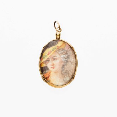 null 
18 18K (750) yellow gold pendant with a polychrome oval miniature painted in...