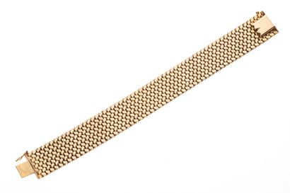 null 35 18K (750) yellow gold chevron link bracelet, ratchet clasp with eight safety....