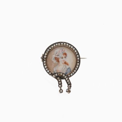 null 20 Silver brooch (800) decorated with a round polychrome miniature painted with...