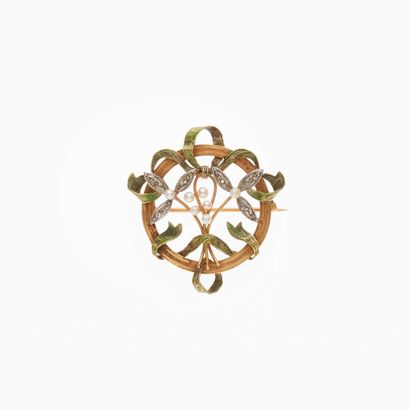 null 38 Art Nouveau period 18K (750) yellow gold brooch pendant of round shape decorated...