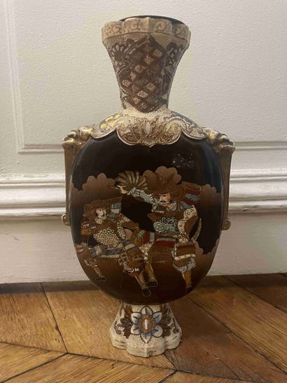 null Vase en satsuma à décor de samouraïs

Hauteur : 29 cm