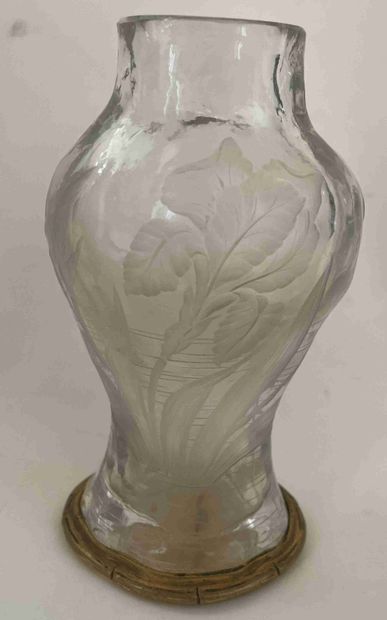 null E. ENOZ Vase de forme balustre en cristal à décor gravé d iris. Base cerclée...