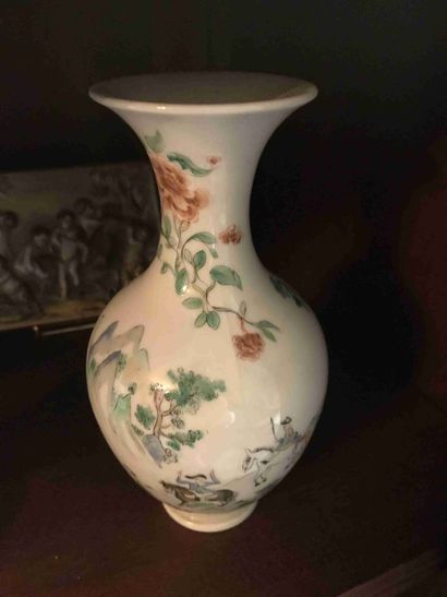 null Un vase balustre en porcelaine à décor de fleurs. CHINE. XIXe