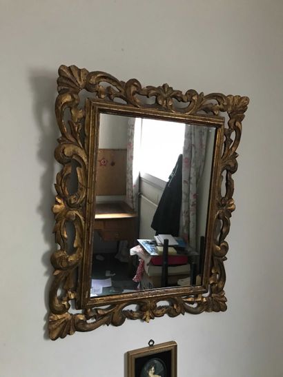 null Miroir bois doré et ajouré à décor de feuillage.

Fin XIXème siècle

54x45c...