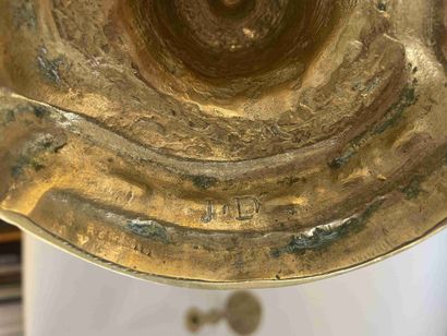 null Paire de chandeliers en bronze doré, le fut à côte torse, base circulaire, marqué...