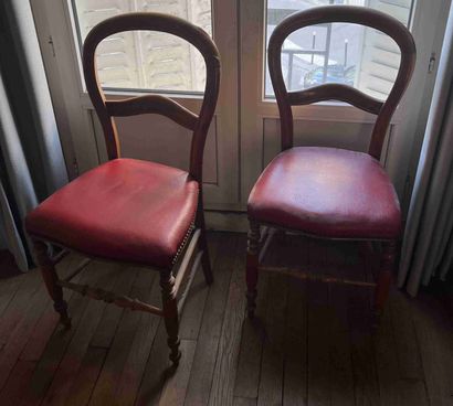 null Paire de chaises en cuir rouge.

Style Louis-Philippe.