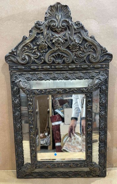 null Miroir en laiton repoussé de style Louis XIV. 

60 x 35 cm