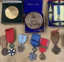 null 
Lot de médailles et décorations dont Légion d'honneur, ordre national du mérite,...