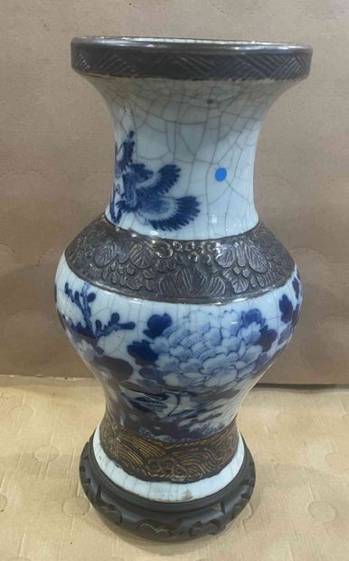 null Vase balustre en porcelaine craquelé en décor à bleu et blanc de fleurs et frise...