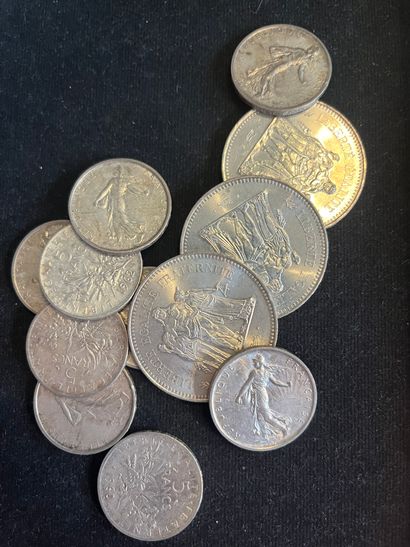 null Lot de 3 pièces (à francs et 9 pièces 5 francs en argent.

Pb.: 198 grs