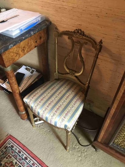 null Deux chaises de musiciens en bois doré.

Style Louis XVI.