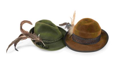 null Deux chapeaux de chasseur, en velours kaki et marron. Diam. 28 cm et 32 cm