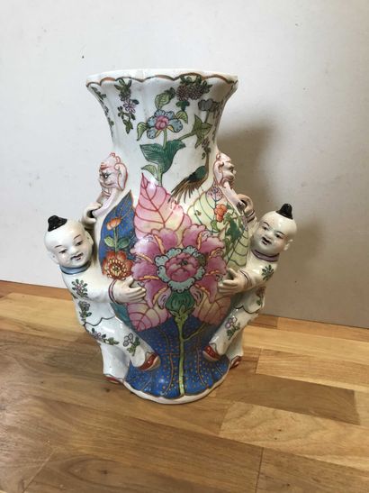 null Paire de vases d applique à décor d enfant chinois et feuillages polychrome...