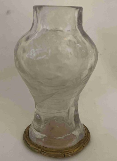 null E. ENOZ Vase de forme balustre en cristal à décor gravé d iris. Base cerclée...