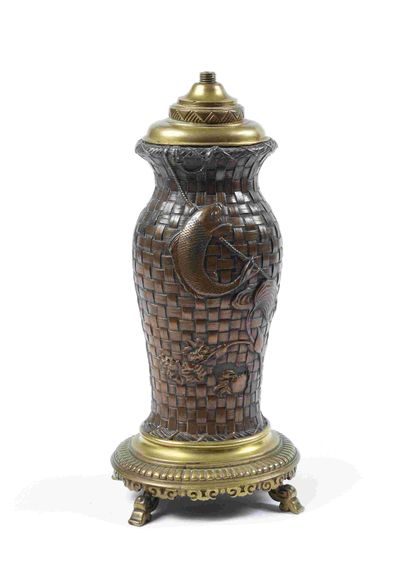null Vase en bronze patiné et ciselé à décor de poissons et fleurs. La base tripode...