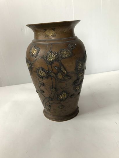null Vase en bronze à décor feuillages et oiseaux.

Japon.
