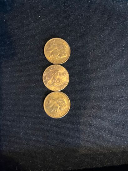 null Trois pièces de 20 francs or:

- Coq 1907

- Têtes couronnées 1865 et 1866

Pb.:...