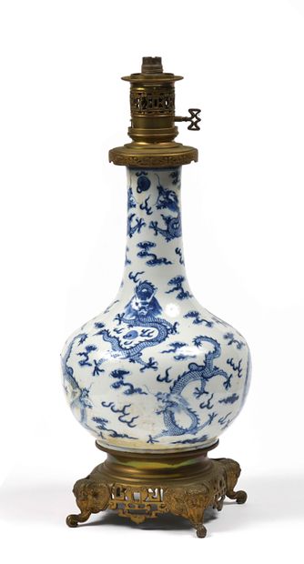 null CHINE pour le vietnam - XIXe siècle Vase balustre en porcelaine à décor en bleu...