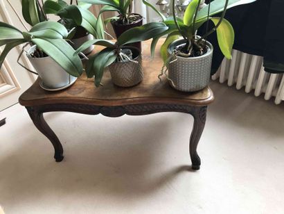 null Petite table basse en bois naturel, pieds cambrés, style Louis XV.