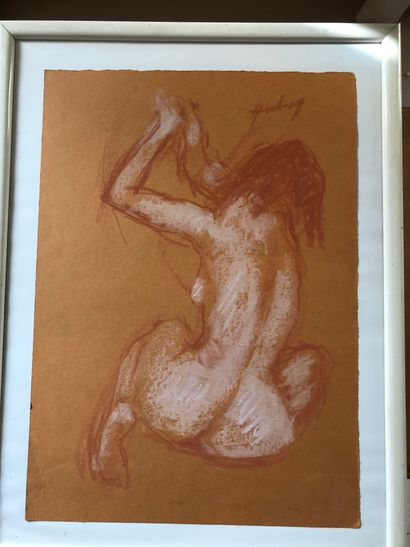 null Paul HUBAY (1930-1994) Femme Pastel sur papier kraft. 25x19cm (petites pliures...