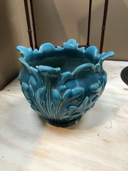null DELPHIN MASSIER

Cache pot en barbotine de couleur turquoise à décor floral...