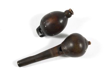 null Deux pots à médecine en bois et corne blanche. Travail africain du XIXème siècle....