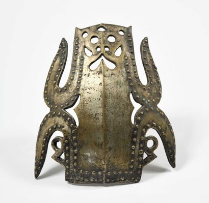null 224 Applique de chapeau en métal argenté. Vietnam vers 1850 12,5cm