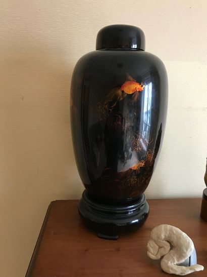 null Vase couvert dans le goût chinois à décor de poissons.