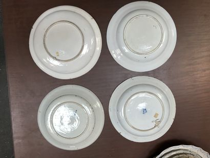 null Lot de quatre plats en porcelaine et faïence (égrenures et éclats)