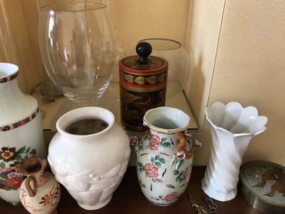 null Lot de porcelaine diverse, vases, pots à pharmacie, carafe en verre opalin ...