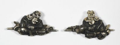 null 240 Deux ménuki à décor de samurai en métal. Japon vers 1850. Haut : 2cm