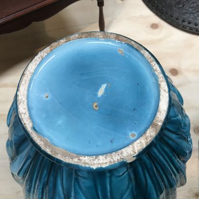 null DELPHIN MASSIER

Cache pot en barbotine de couleur turquoise à décor floral...