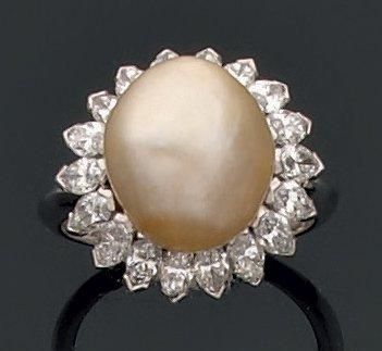 null Bague en platine sertie d'une perle fine baroque dans un entourage de diamants...
