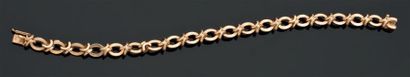 null Bracelet en or rose à maillons ovales agrafés de « X ». Longueur: 19,3 cm -...
