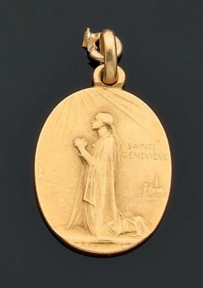 null Médaille religieuse en or jaune présentant sainte Geneviève Patronne de Paris....