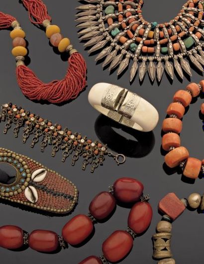 null Lot de colliers et bracelets de style ethnique avec perles de verre, coquillages,...