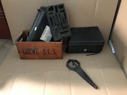 null outils (pré 1980) pour Rolls Royce ou Bentley dans une boite en bois de l usine...