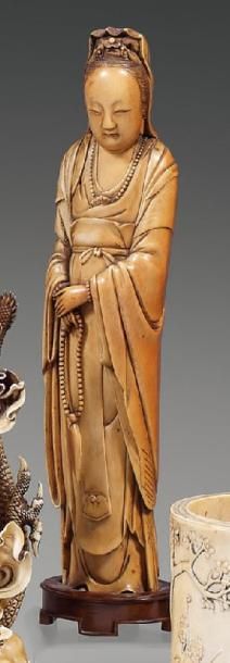null Sujet en ivoire représentant un personnage féminin tenant un chapelet. Chine....