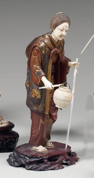 null Sujet en bois laqué et ivoire représentant une porteuse de lanterne. Japon,...
