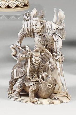 null Groupe en ivoire sculpté représentant deux personnages terrassant un dragon,...